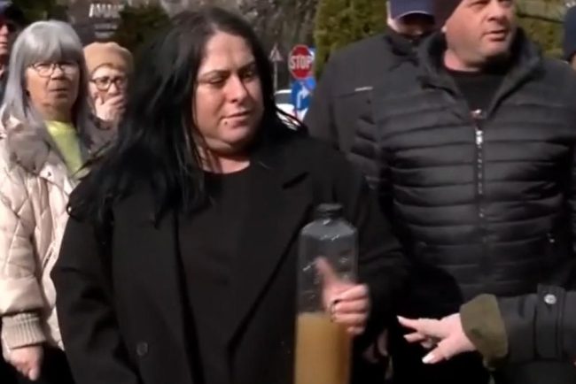 Apa apa apa oamenii disperati din Curtea de Arges au iesit din nou la protest au adus