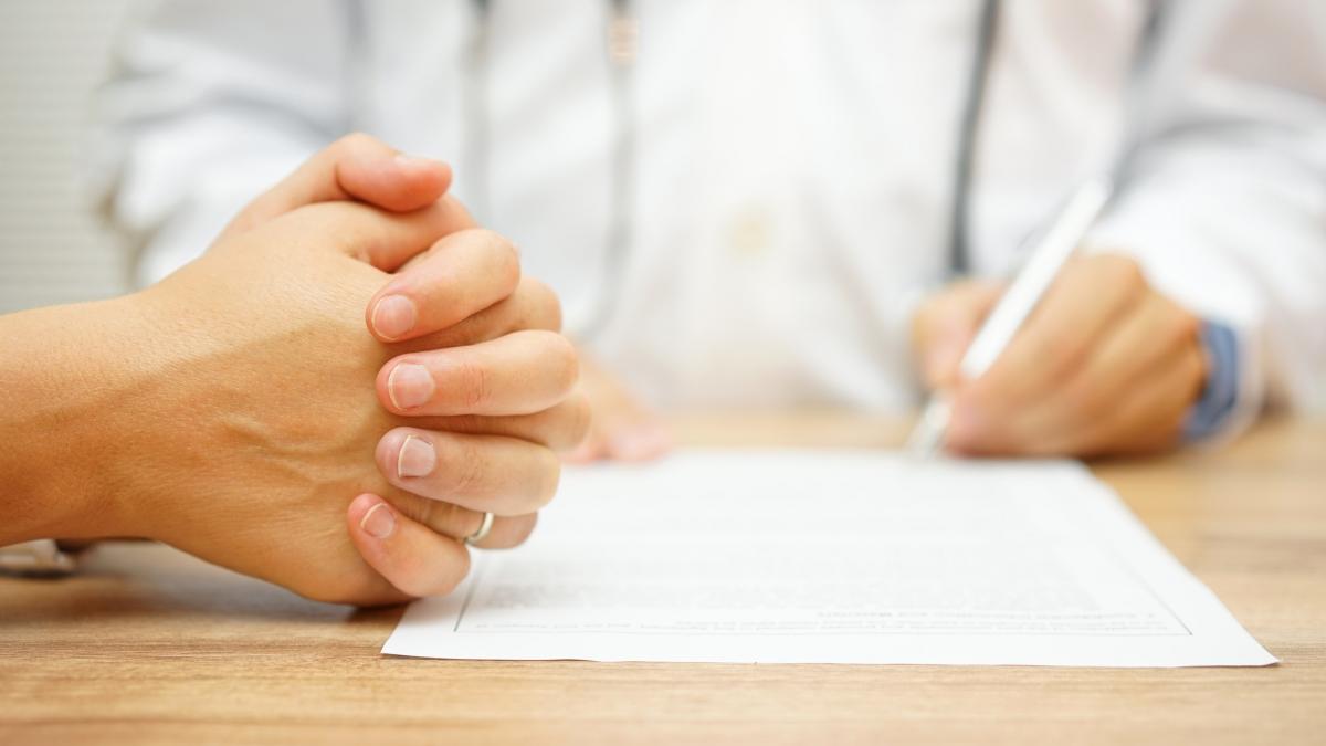 Avocatul Poporului contesta la CCR neplata primei zile de concediu medical Se face o deturnare de scop a