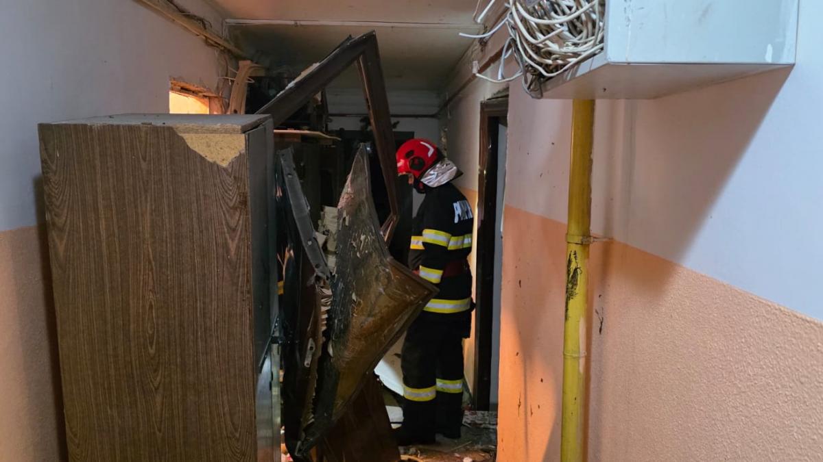 Doua persoane ranite si 50 de persoane evacuate in urma unei explozii la un bloc din Chitila sambata dimineata