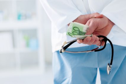Medic acuzat de mita de 200 de lei si 100 de lei alaturi de cei doi pacienti judecati pentru dare de mita