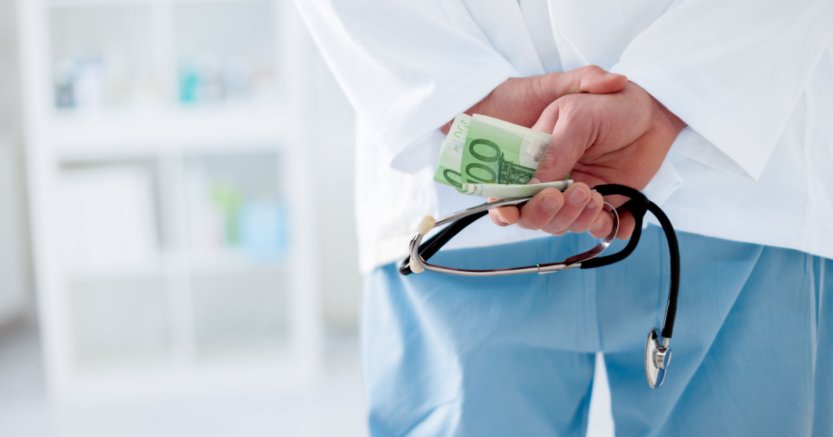 Medic acuzat de mita de 200 de lei si 100 de lei alaturi de cei doi pacienti judecati pentru dare de mita
