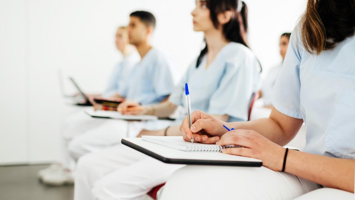 Studentii la Medicina contesta propunerea lui Bolojan de a lucra cativa ani in Romnia