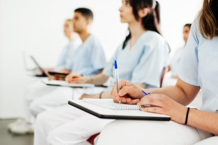 Studentii la Medicina contesta sugestia lui Bolojan de a munci cativa ani in Romania