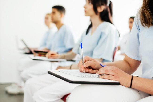 Studentii la Medicina contesta sugestia lui Bolojan de a munci cativa ani in Romania