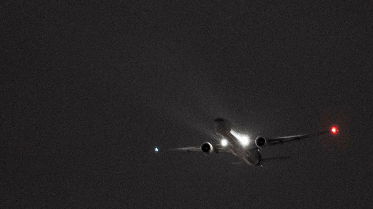 incident aviatic la otopeni o aeronava hisky zboara deasupra aeroportului si incearca sa effectueze aterizarea