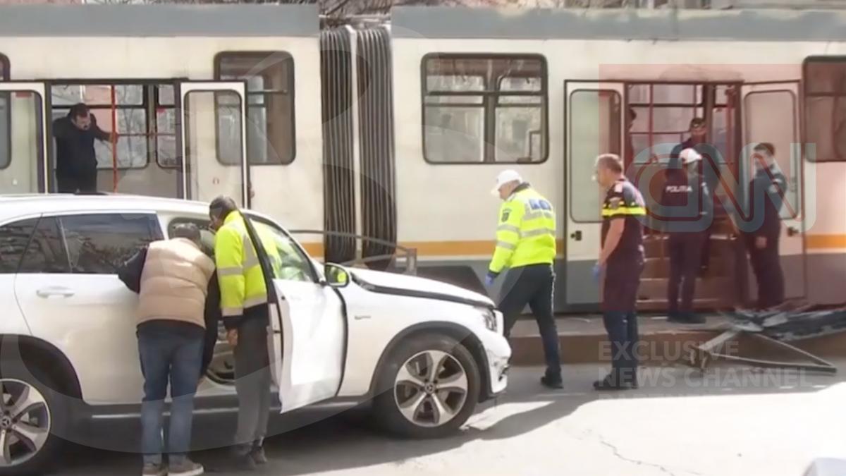 Accident grav in Bucuresti O masina a intrat intr un refugiu ranind trei calatori si