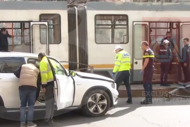 Accident serios in Bucuresti O masina a intrat intr un refugiu ranind trei pasageri si