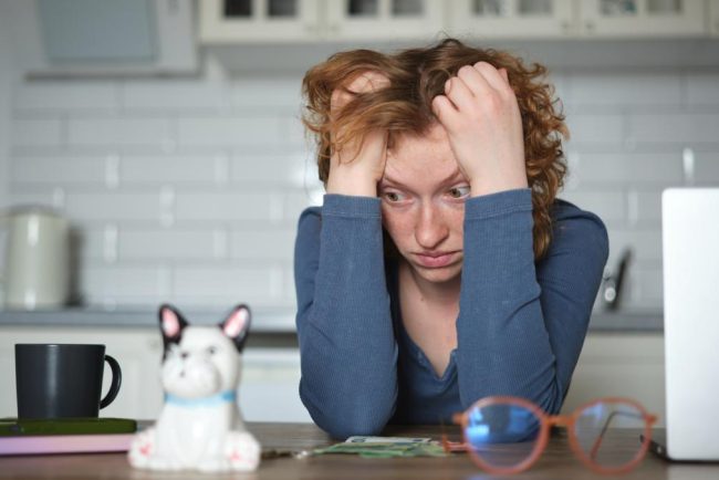 Cum arata viata reala a tot mai multor romani supravietuiesc de la un salariu la altul si au probleme cu somnul