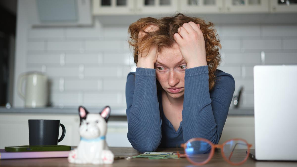 Cum arata viata reala a tot mai multor romani supravietuiesc de la un salariu la altul si au probleme cu somnul