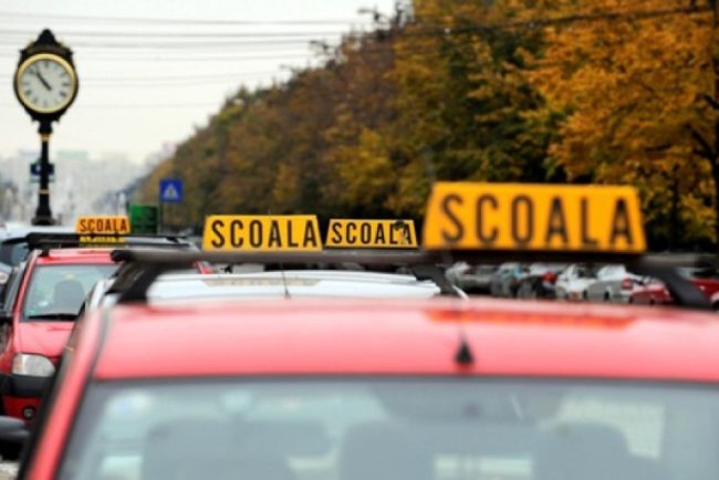 Cum se intretinea examenul auto la Suceava bani in plic si examene trucate Sase instructori trimisi in