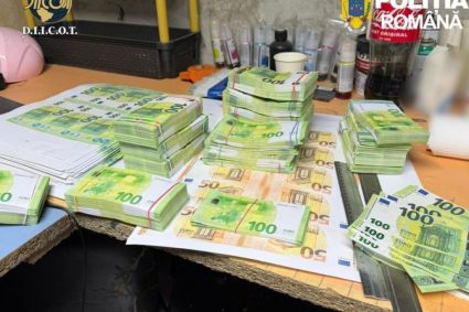 Fabrica de bani falsi la Suceava trei romani si un italian au tiparit 2 milioane de euro bancnotele sunt