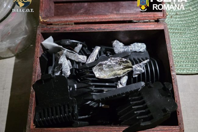 Perchezitii la suspecti de trafic de droguri de mare risc Foloseau doua fete de 13 si 15 ani pentru