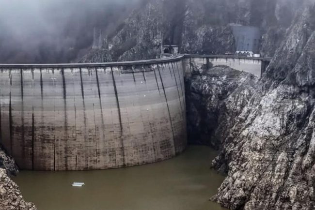 Poluare major n lacul de acumulare Vidraru Autoritatile intervin pentru a asigura continuitatea