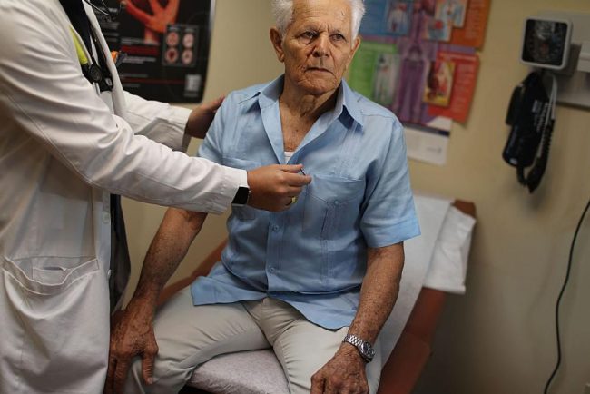 Romanii nu isi mai permit sa mearga la doctor amana consultatiile iar 8 din 10 spun ca ar prefera sa