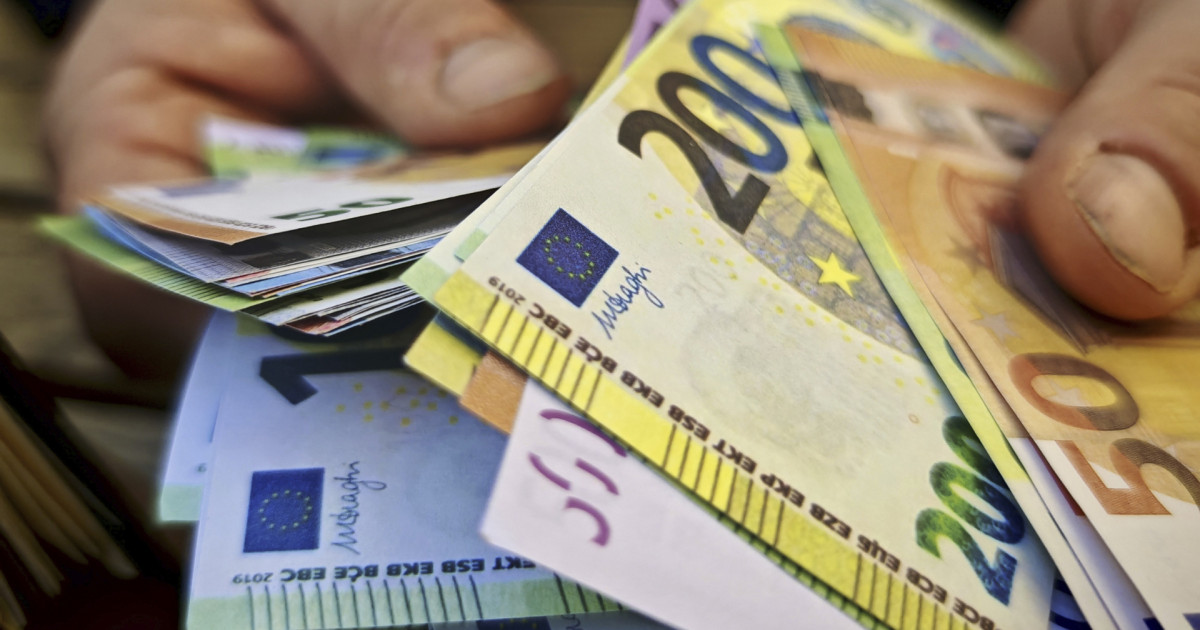 Un barbat din Iasi s a prezentat ca agent imobiliar si a inlocuit 128000 de euro cu bancnote dintr un joc