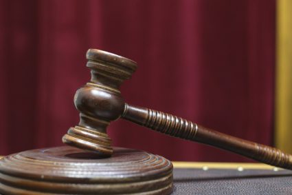 Un fost director al Primariei Capitalei si un primar din Dambovita au fost condamnati la inchisoare pentru