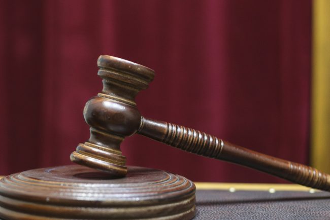 Un fost director al Primariei Capitalei si un primar din Dambovita au fost condamnati la inchisoare pentru