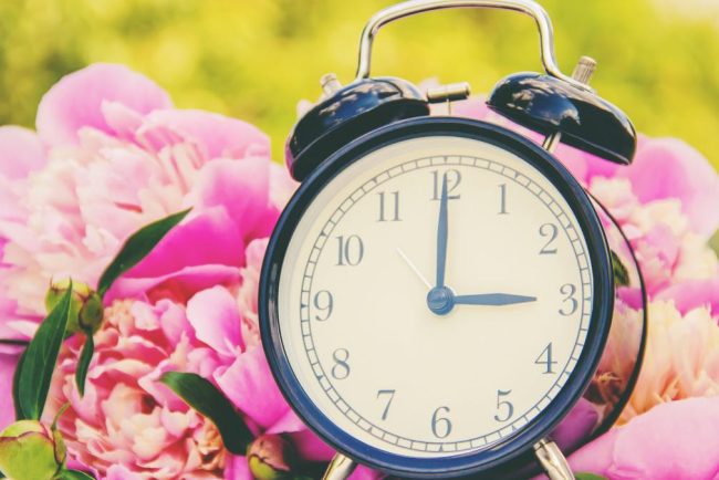 noaptea in care pierdem o ora romania trece la ora de var care sunt beneficiile si controversele