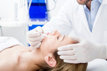 Colegiul Medicilor investighează medicul din București la care o pacientă a solicitat intervenția de lifting…