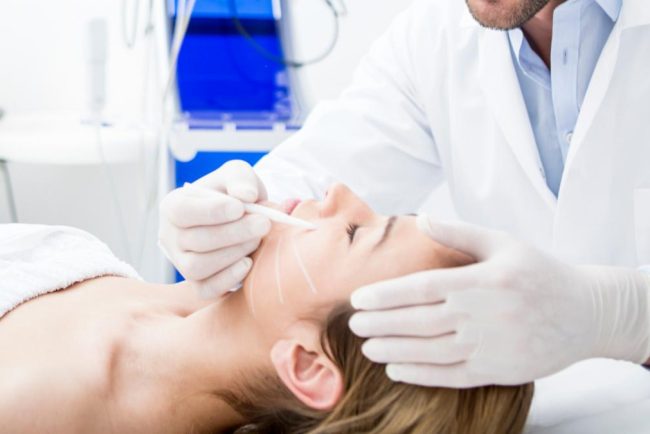 Colegiul Medicilor investigheaza medicul din Bucuresti la care o pacienta a solicitat interventia de lifting