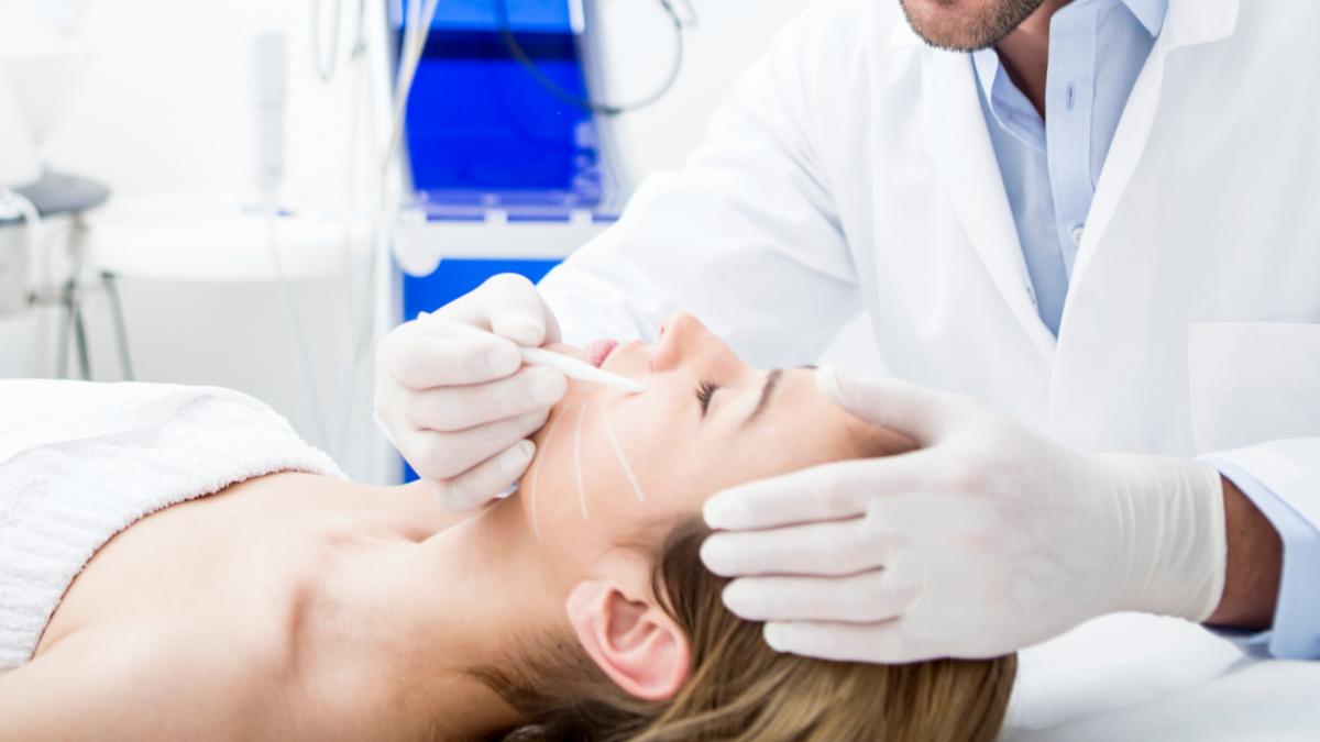 Colegiul Medicilor investigheaza medicul din Bucuresti la care o pacienta a solicitat interventia de lifting