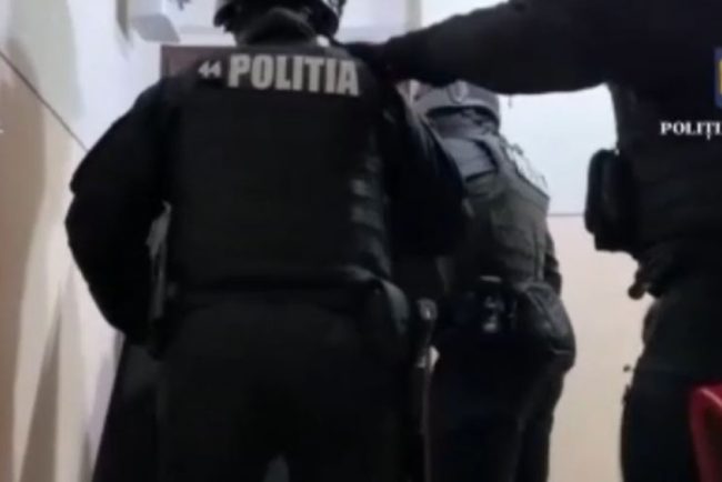 Haine detergenti sau licente software Procurorii din intreaga tara au efectuat perchezitii la persoanele care vand