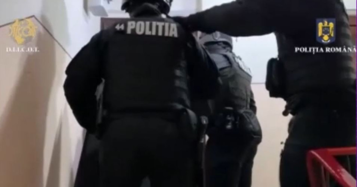 Haine detergenti sau licente software Procurorii din intreaga tara au efectuat perchezitii la persoanele care vand