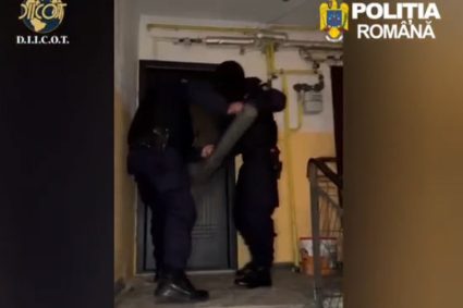 Percheziții de amploare într-o rețea de trafic de droguri în trei județe. Suspecții vindeau droguri elevilor și…