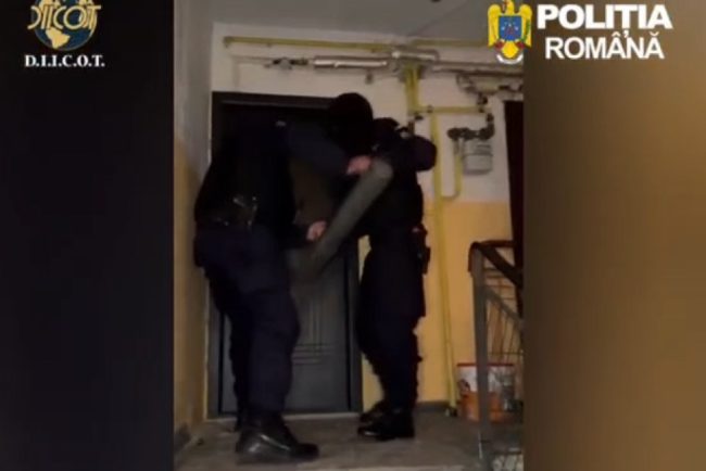 Perchezitii de amploare intr o retea de trafic de droguri in trei judete Suspectii vindeau droguri elevilor si