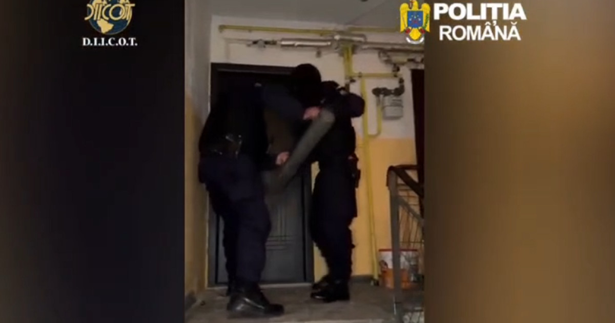 Perchezitii de amploare intr o retea de trafic de droguri in trei judete Suspectii vindeau droguri elevilor si