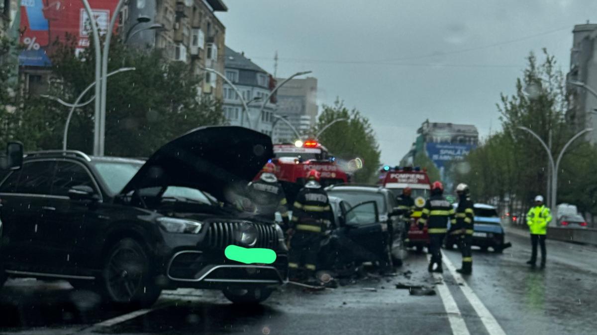 Trafic blocat pe cea mai importanta artera din centrul Bucurestiului A avut loc un accident in care au fost implicate patru vehicule
