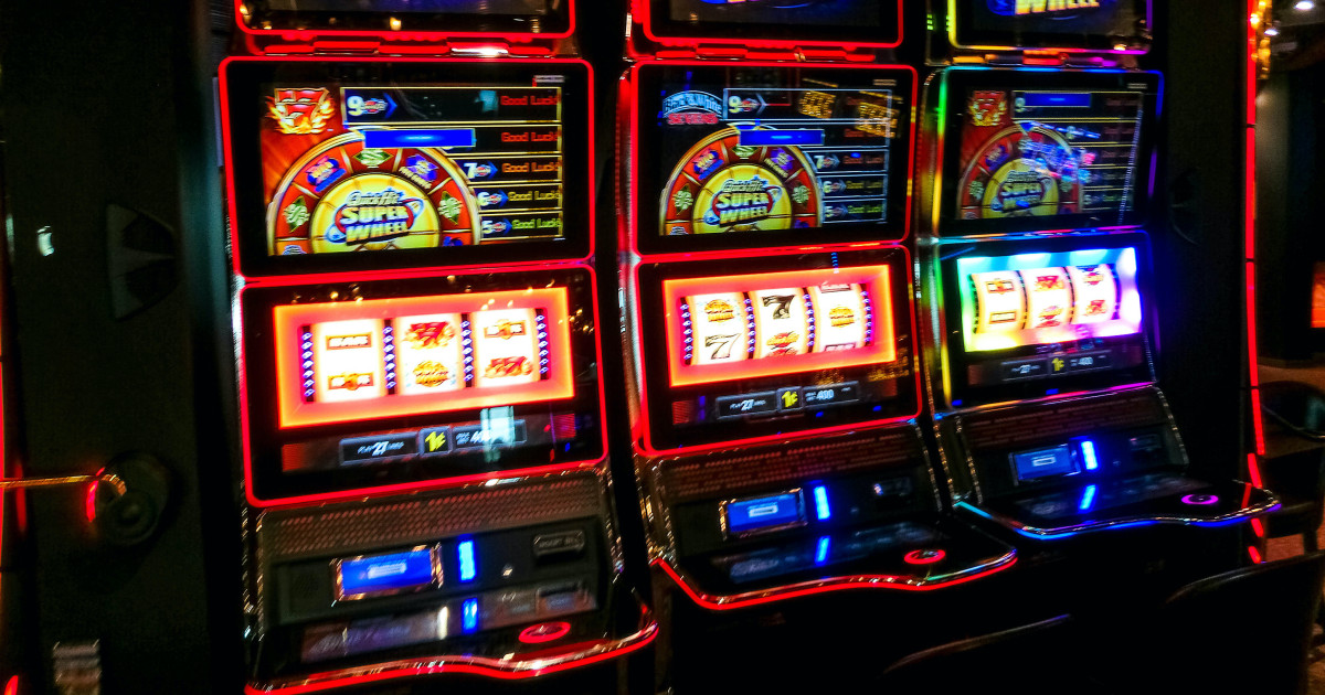 Un constructor care a pierdut banii clientului la pacanele a fost declarat nevinovat de instanta Acesta primise 25000 de