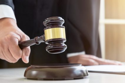 Închisoare pe viață pentru bărbatul din Prahova care și-a ucis partenera însărcinată cu un topor. Decizia…