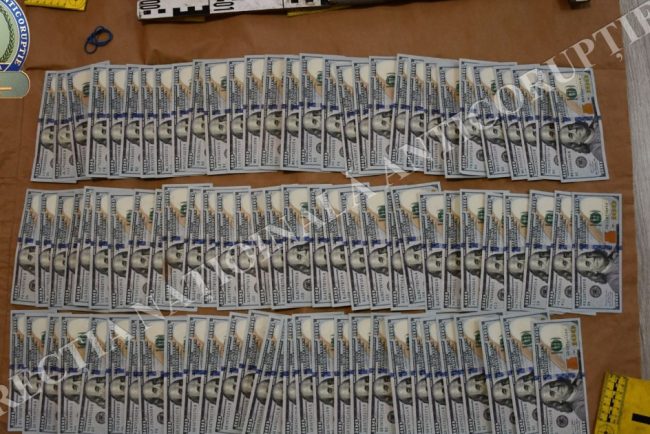 Care este suma mitei pentru containerele importate in Constanta Doi inspectori vamali au fost