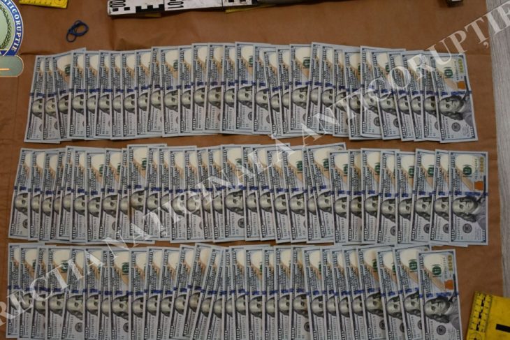 Care este suma mitei pentru containerele importate in Constanta Doi inspectori vamali au fost
