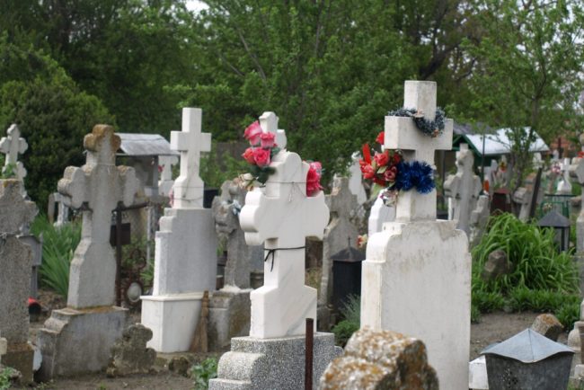 O batrana din Ploiesti a pierdut 70000 de lei dupa ce doi barbati sau prezentat drept inspectori de cimitir