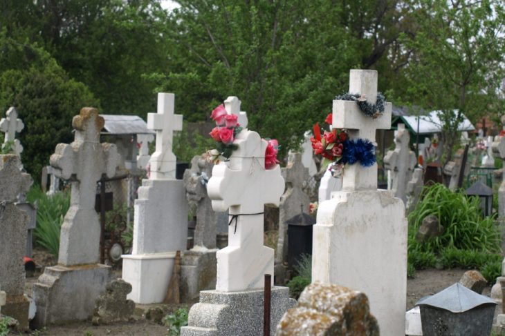O batrana din Ploiesti a pierdut 70000 de lei dupa ce doi barbati sau prezentat drept inspectori de cimitir
