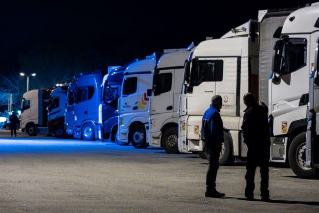 Romani acuzati de jaf asupra unui TIR intr o parcare din Franta Perchezitii DIICOT in Cluj si Maramures Cum