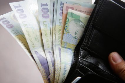 DOCUMENT. Ce prevede noua lege a salarizării. Cel mai mare salariu va fi de 32.800 de lei. Vor fi 12…