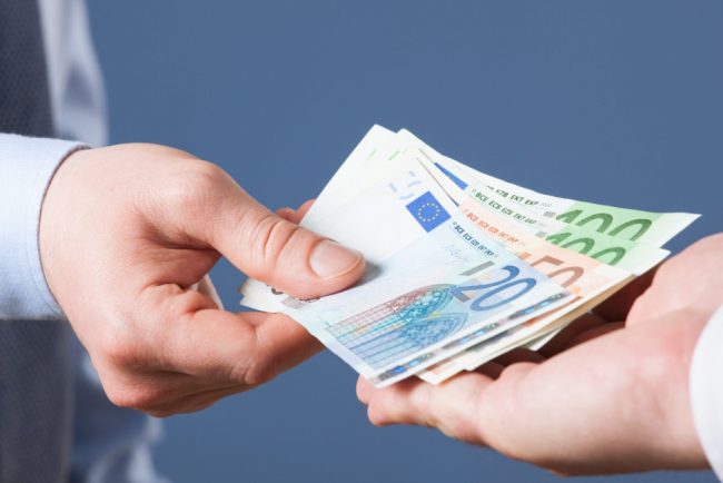 Acuzaii de trafic de influenta in Arges un barbat retinut dupa ce ar fi oferit interventii la un judecator