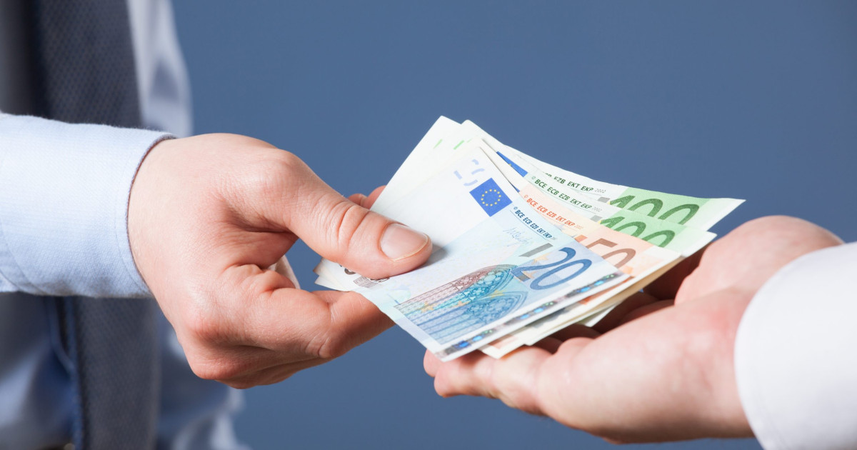 Acuzaii de trafic de influenta in Arges un barbat retinut dupa ce ar fi oferit interventii la un judecator