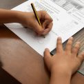Invatamant la domiciliu ilegal parintii a trei copii din Bihor judecati pentru ca nu le au permis sa