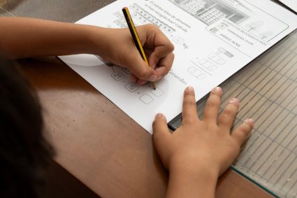 Învățământ la domiciliu ilegal: părinții a trei copii din Bihor, judecați pentru că nu le-au permis să…