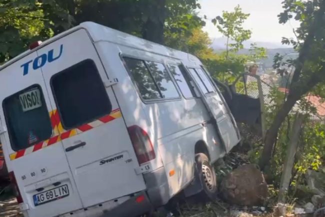 Plan Rosiu de Interventie in Arges Un microbuz cu 16 pasageri a lovit un copac Surse In