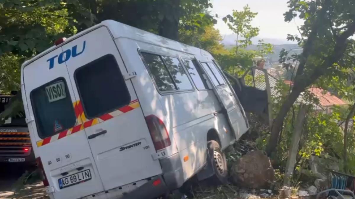 Plan Rosiu de Interventie in Arges Un microbuz cu 16 pasageri a lovit un copac Surse In