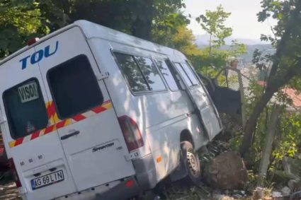 Plan Roșu de Intervenție în Argeș. Un microbuz cu 16 pasageri a intrat în coliziune cu un copac. Surse: În…