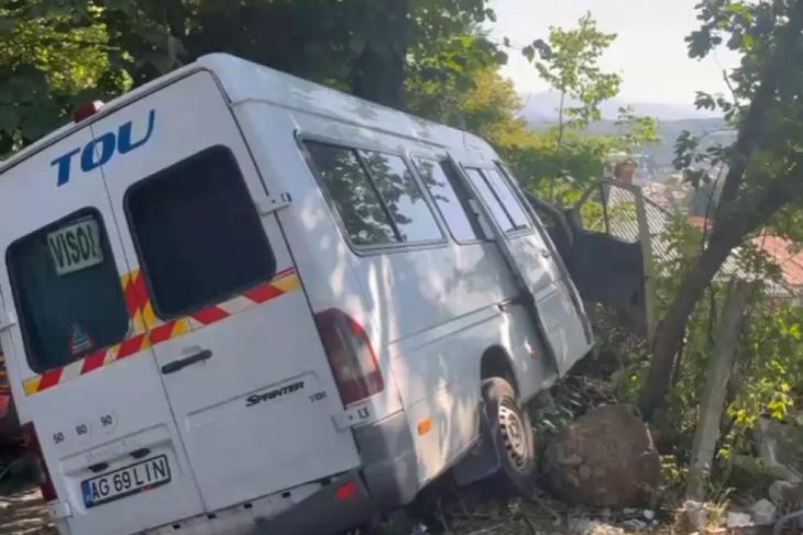 plan rosu de interventie in arges un microbuz cu 16 pasageri a intrat in coliziune cu un copac surse