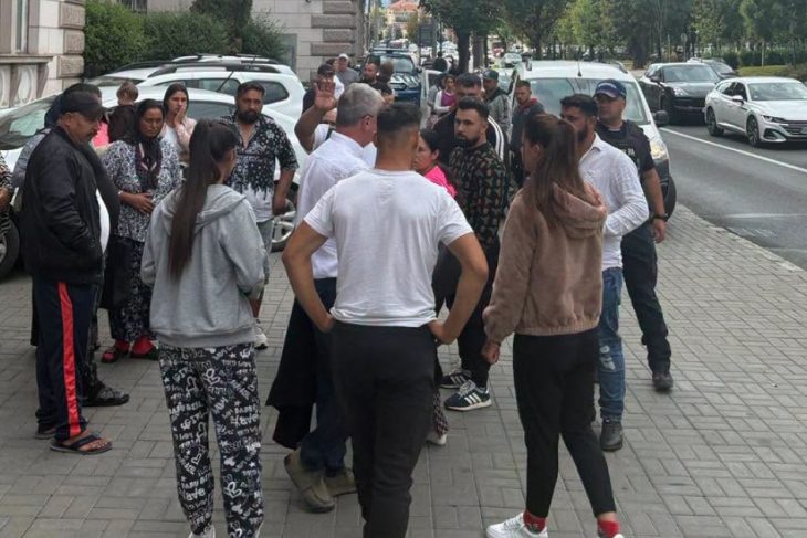 Cele sapte persoane care au atacat o ambulanta suspectand ca fura copii raman in arest Decizia este