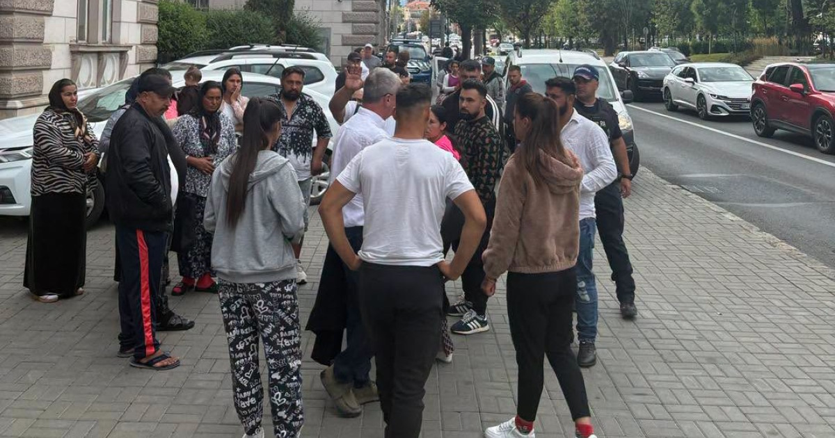 Cele sapte persoane care au atacat o ambulanta suspectand ca fura copii raman in arest Decizia este