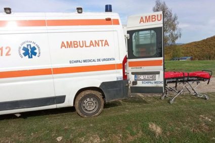 Cu ambulanța la piață: Un echipaj de salvare a fost surprins în timp ce se oprește să cumpere…
